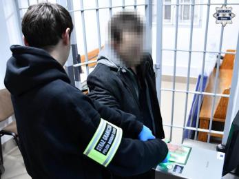 Cudzoziemiec pod wpływem alkoholu z wygasłą wizą – interwencja gliwickich policjantów