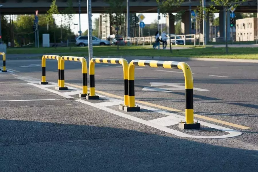 Bariery ochronne drogowe - dlaczego powinny by&#263; cz&#281;&#347;ciej montowane w miastach?