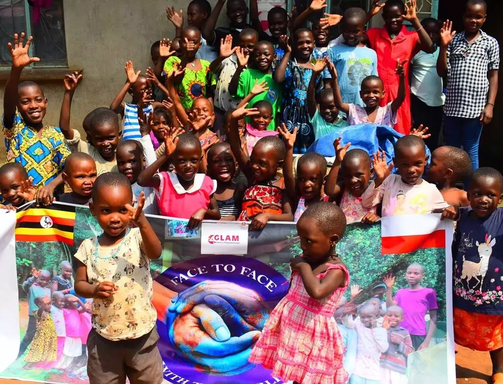 Dzieci z Kagadi uczestnicz&#261; w mi&#281;dzynarodowym projekcie "Face to Face with the World"