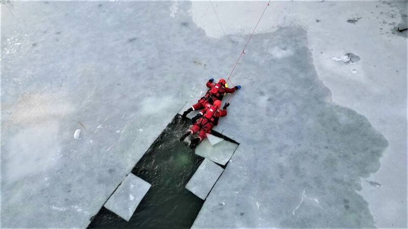 Gliwiccy strażacy biorą udział w szkoleniach z ratownictwa lodowego
