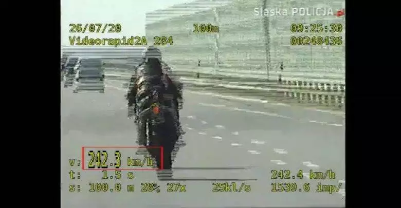 Gliwice: Motocyklista pru&#322; po A1 242 na godzin&#281;! Policjanci z grupy SPEED ledwo nad&#261;&#380;ali 