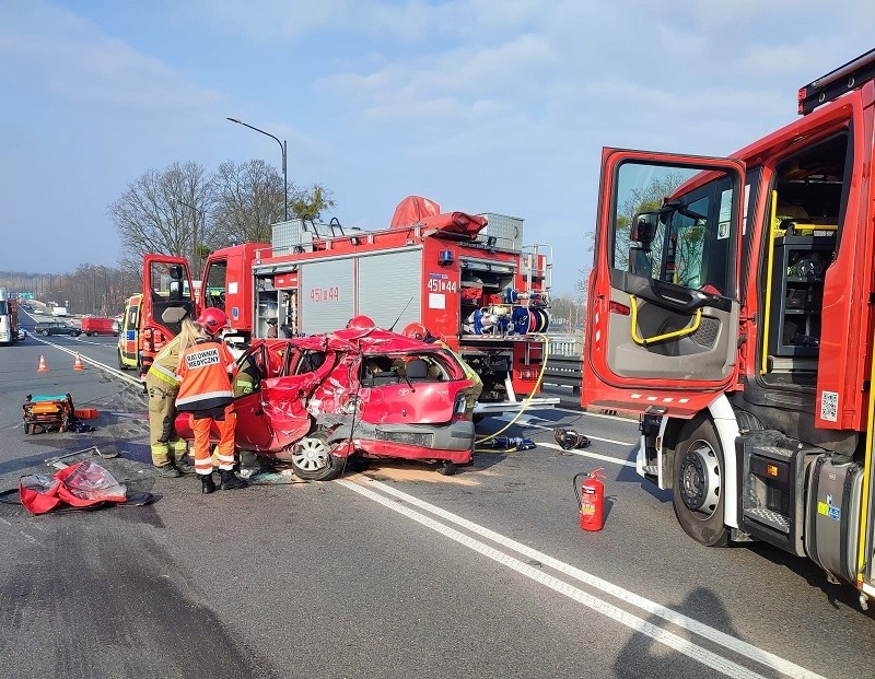 Koszmarny wypadek na DK88 w Gliwicach! Samochód osobowy zderzył się z ciężarówką