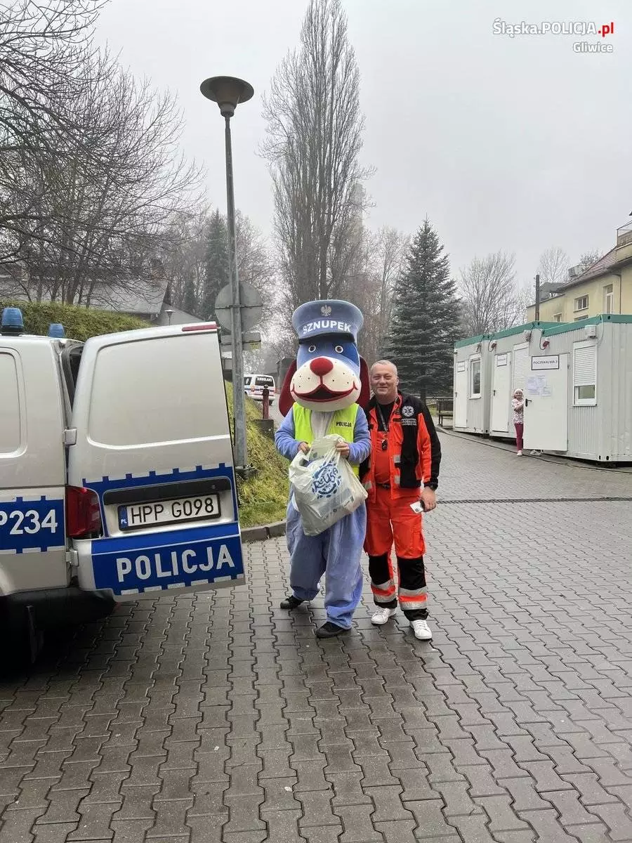 Mikołajkowa niespodzianka na oddziale dziecięcym szpitala miejskiego / fot. KMP Gliwice