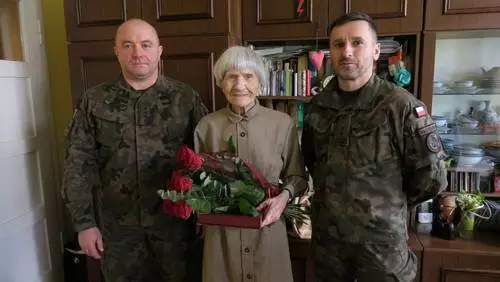 Niech nam żyje dwieście lat! Gliwiccy żołnierze 13 brygady składają życzenia porucznik Rus