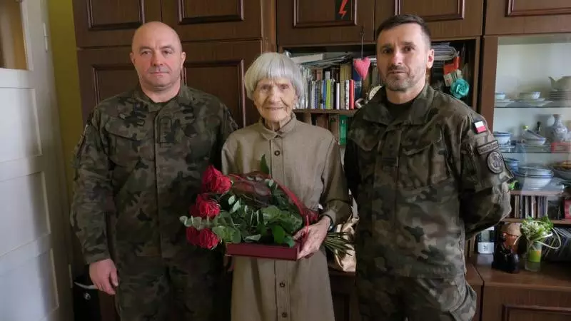 Niech nam żyje dwieście lat! Gliwiccy żołnierze 13 brygady składają życzenia porucznik Rus
