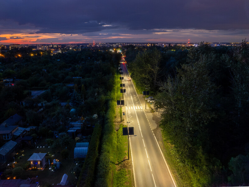 Nowe lampy hybrydowe na ul. Rybnickiej – poprawa bezpieczeństwa pieszych