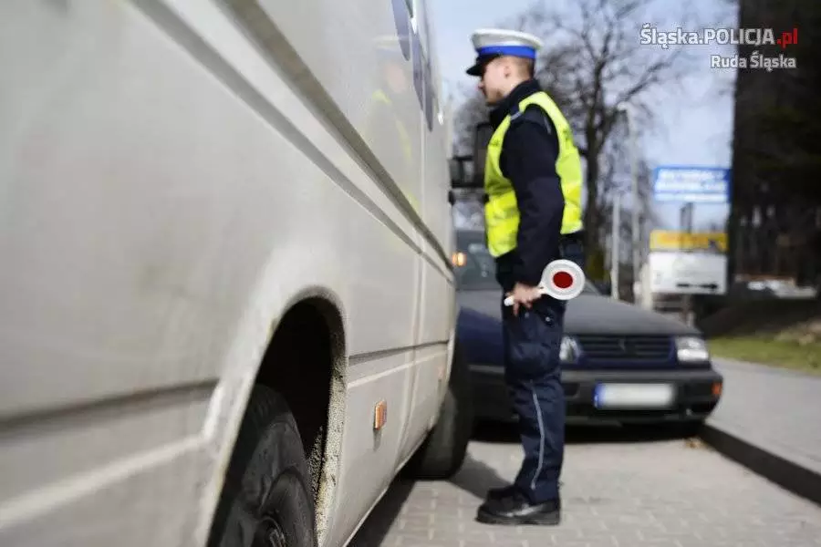 Parkowanie na chodnikach - Policja ostrzega przed konsekwencjami prawnymi