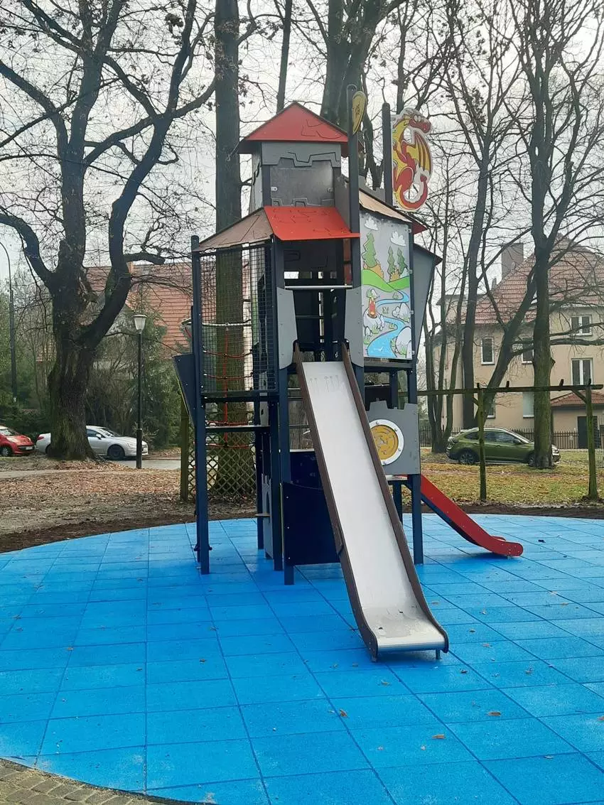 Plac zabaw na placu Grunwaldzkim wzbogacił się o nowe urządzenie / fot. UM Gliwice