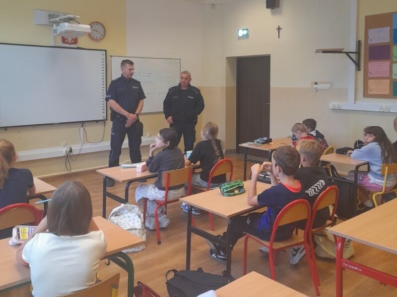 Policjanci uczą dzieci w szkołach zasad bezpieczeństwa i odpowiedzialności online