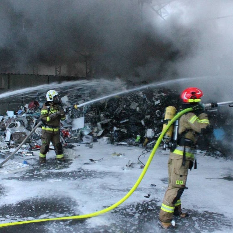 Pożar hali z elektroodpadami w Gliwicach. 23 zastępy straży walczyły z ogniem.