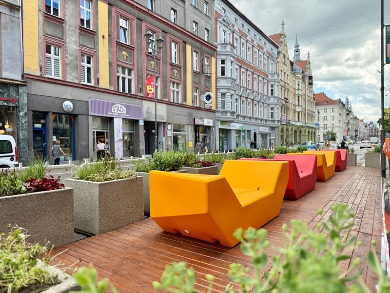 Poznajcie meble ENZI „Viena”. To element festiwalu Biennale Gliwice