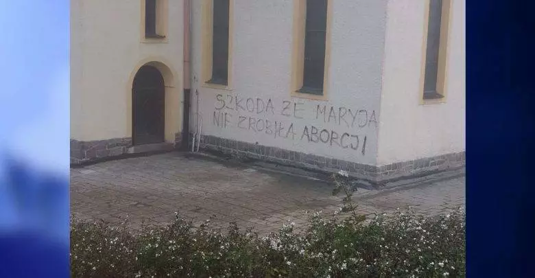 Protesty kobiet: Coraz wi&#281;cej dewastacji! Wulgarne napisy na murach parafii w Gliwicach