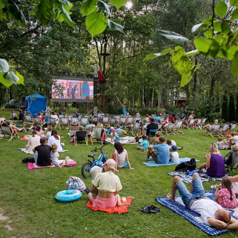 Seanse pod chmurką w dzielnicach. Czas na Letnie Kino Plenerowe!
