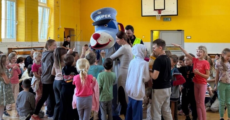 Sznupek i gliwiccy policjanci uczą dzieci bezpieczeństwa w ramach „Odblaskowej Szkoły”