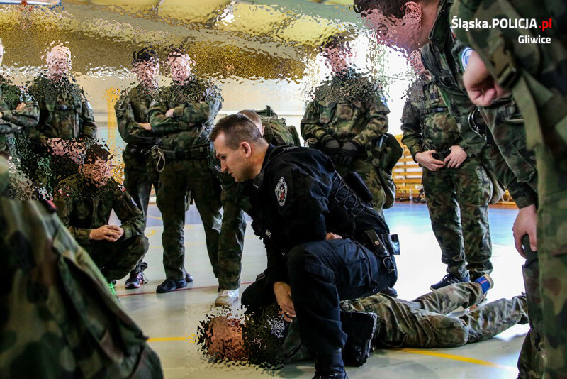 Uczniowie gliwickiego policjanta licznie wstępują do Policji. Dowiedz się więcej!