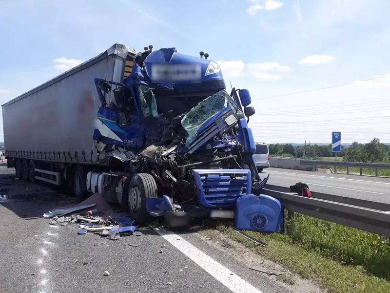 Uwaga kierowcy! Na autostradzie A4 w kierunku Wrocławia doszło do zderzenia 3 TIR-ów