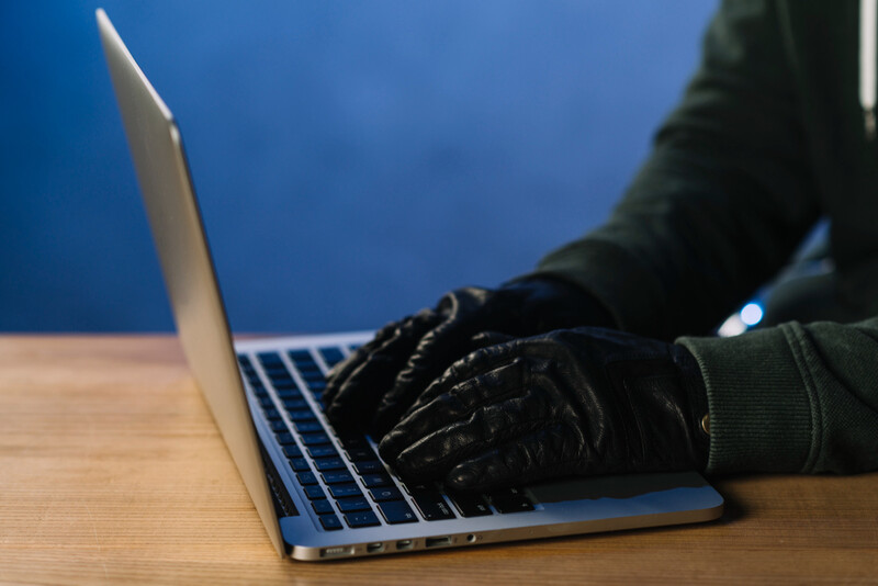 Uwaga na oszustwa typu phishing – fałszywe strony udające serwisy firm kurierskich