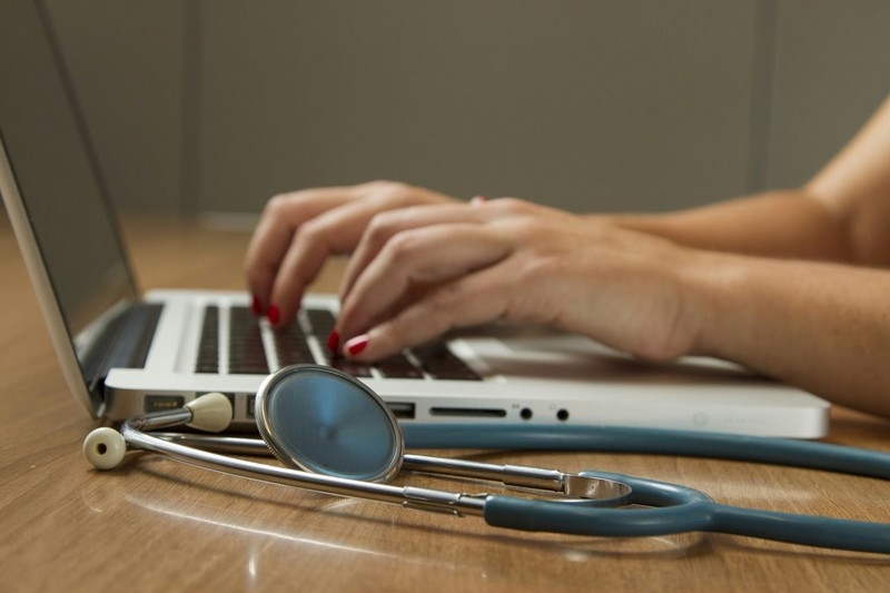 Wygoda czy ryzyko? Jak pacjenci postrzegają e-recepty i leczenie online