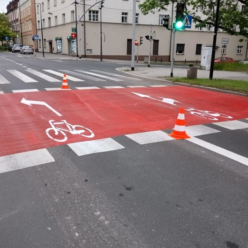 Wzdłuż ulicy Tarnogórskiej powstają nowe pasy dla rowerzystów. Widać efekty